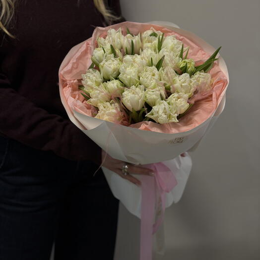 Lovers' delicacy – 25 white upright tulips with a pink stifa