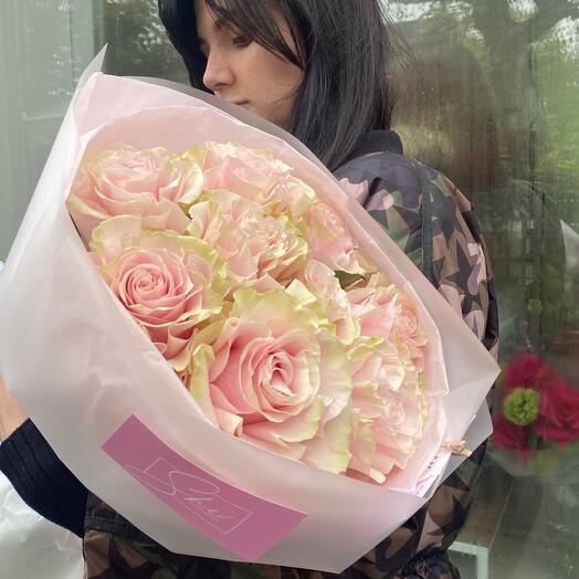 Pink roses round bouquet