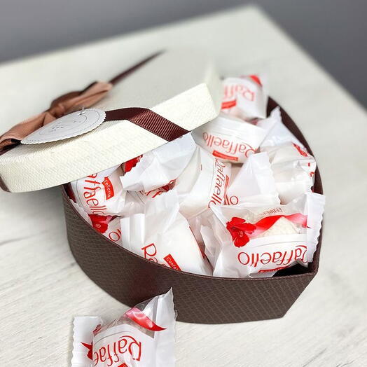 Коробка-сердце с конфетами Raffaello