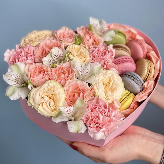 Коробка с цветами и макарунами