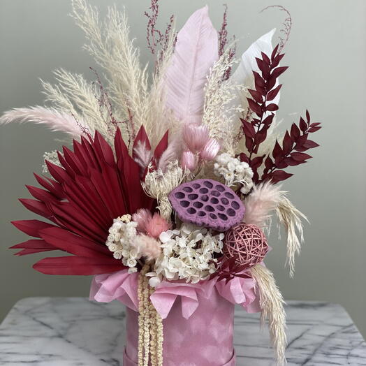 Elegantes Trockenblumen-Arrangement in Rose