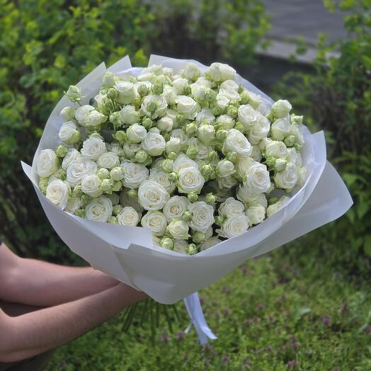 Bouquet of white spray roses