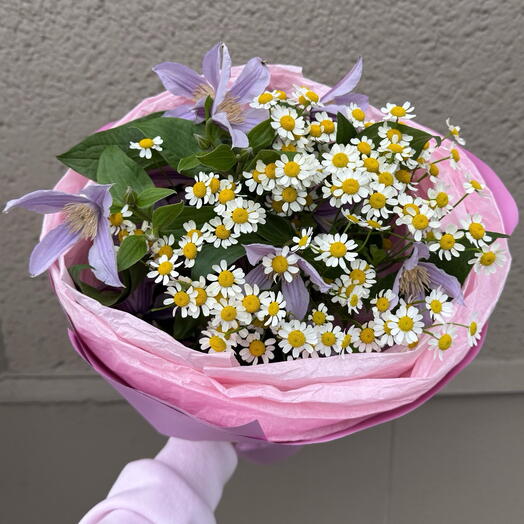Букет з ромашкою і клематисом