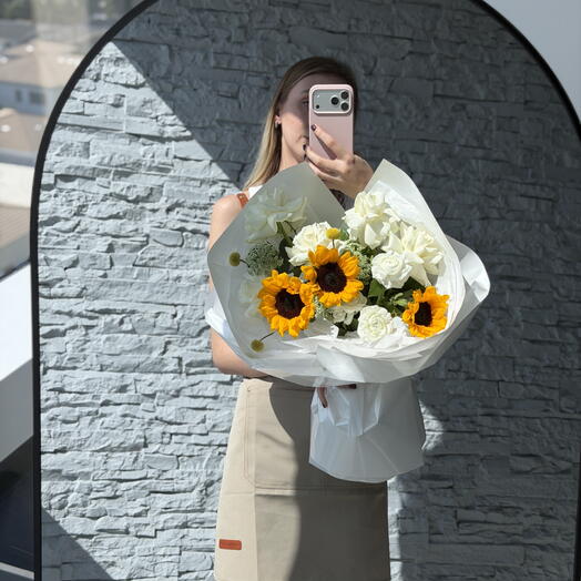 Солнечное Очарование - подсолнух, французские розы, ранункулюсы, калина