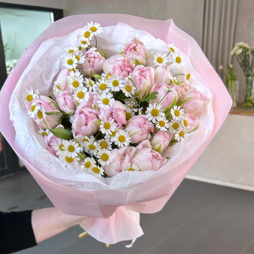 Bouquet de tulipes doubles avec de la camomille