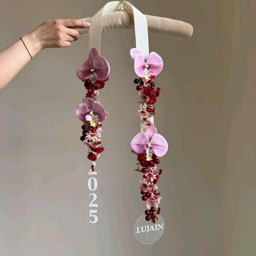 عقد تخرج بالأوركيد والتوت مع اسم مخصص
English:
Orchid   Berry Graduation Lei with Custom Name