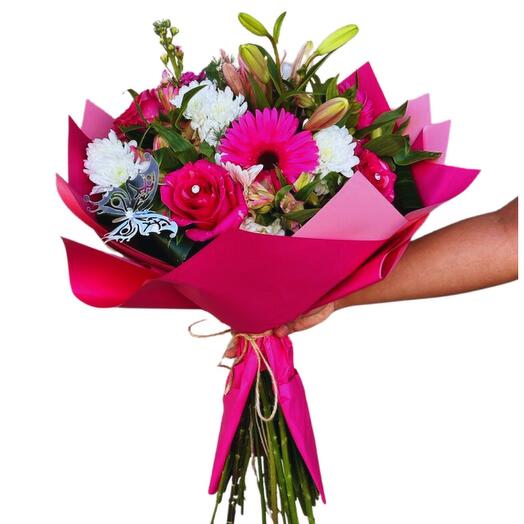 RAMO DE FLORES DE ESTACION CON ROSAS BARBIE