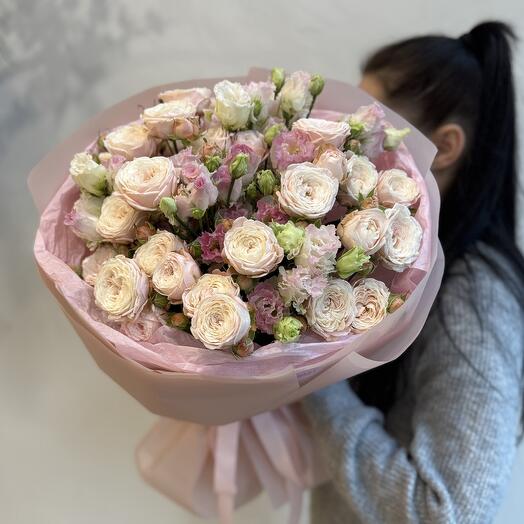 Bouquet with spray rose