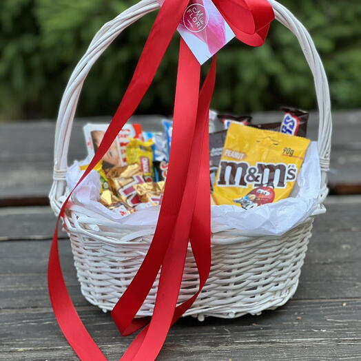 Подарочная корзина со сладостями - 12