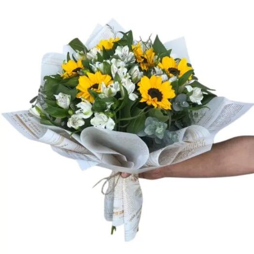 RAMO DE FLORES GIRASOLES Y ASTROMELIAS CON PAPEL COREANO