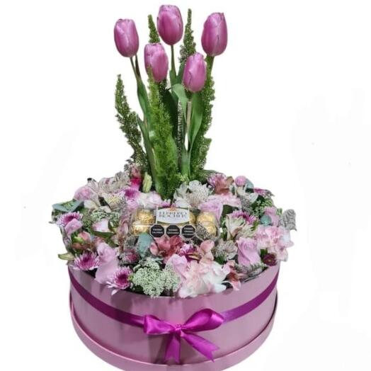 Caja de flores mixtas con tulipanes