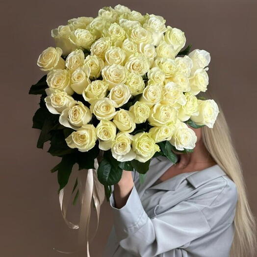Букет из 51 белой розы под ленту