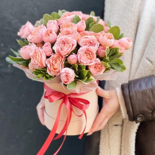 Caja de flores con rosa en rama