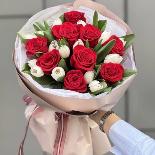 Qırmızı gül ağ lalə ilə birlikdə