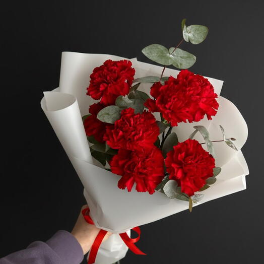 Complemento elegante: Claveles rojos y eucalipto.