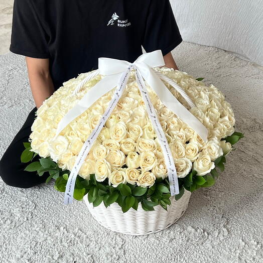 Basket 201 White Semiholand roses