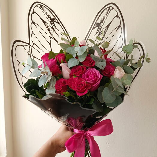 Ramo De Rosas Fiushas y Rosas rosadas