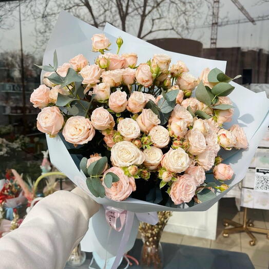 Bombastic (Spray roses 15 pcs with eucalyptus)