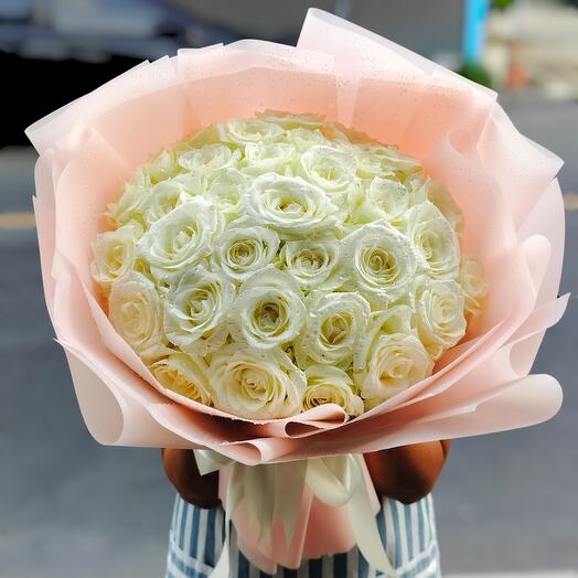31 white roses