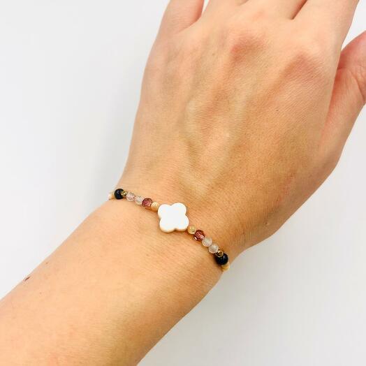 Təbii daşlardan və incinin ana təbəqəsindən hazırlanmış ipək ip üzərində bilərzik