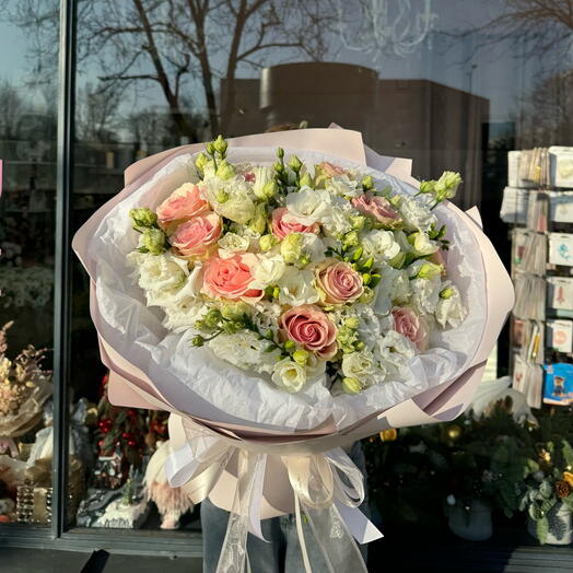 Lüks çəhrayı qızılgül, freziyalar və eustoma ilə