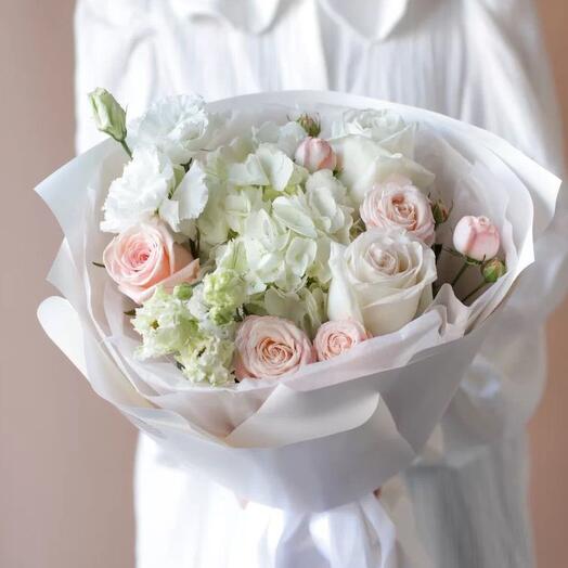Сборный букет нежного цвета «Lilly»