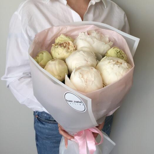 Mono bouquet of white peonies