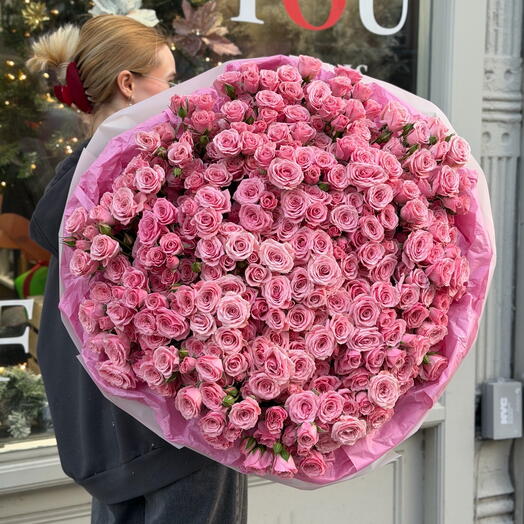 Моно-букет із 101 рожевих спрей-троянд