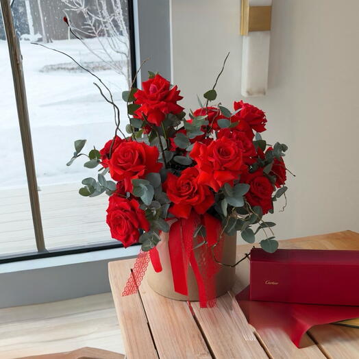 Caja con wow rosas y eucalipto