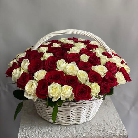 Большая корзина с миксом красных и белых роз