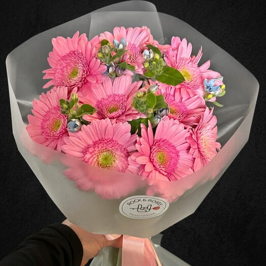 🌸 Élénk gerberák kék díszítéssel