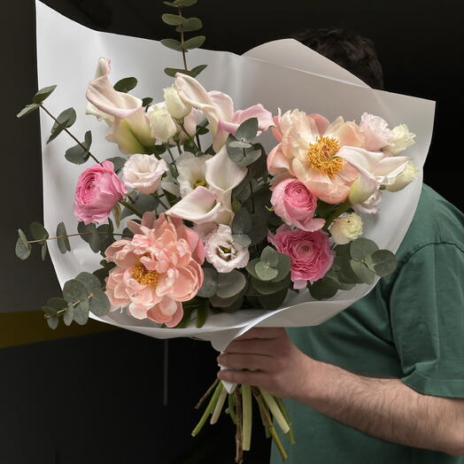 Bouquet with peonies and calls