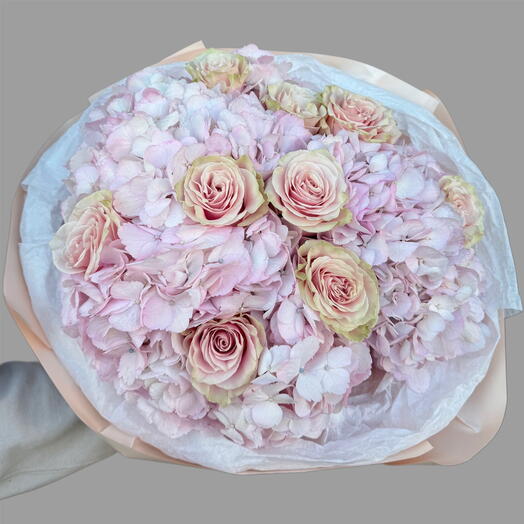 Bouquet of hydrangeas and roses