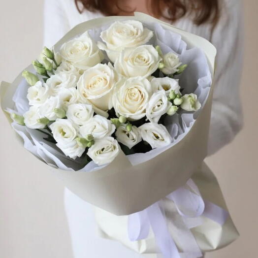 Букет Белых Эустом с Розами в Матовой упаковке