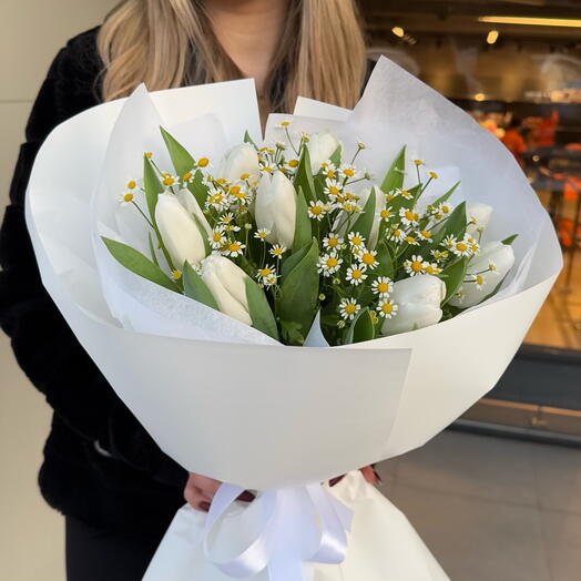 Нежный дуо букет белых тюльпанов с ромашкой