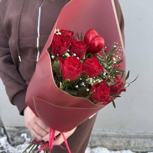 A bouquet of 9 red roses