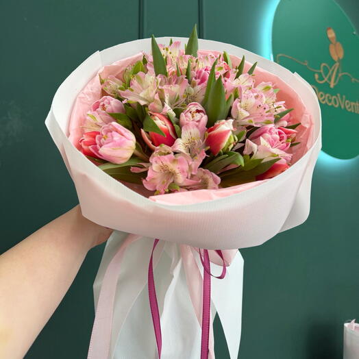 Alstromeria mit Tulpen