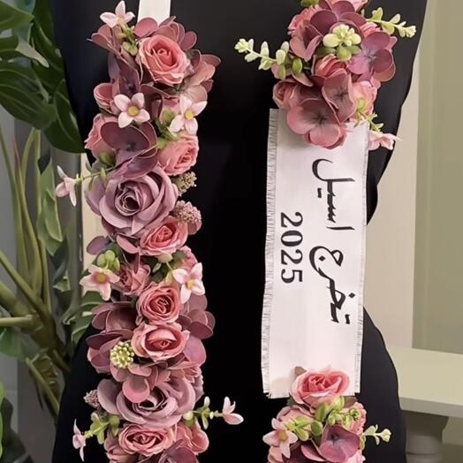عقد تخرج فاخر بالورد الوردي مع شال مخصص
English:
Luxury Pink Graduation Lei with Custom Sash