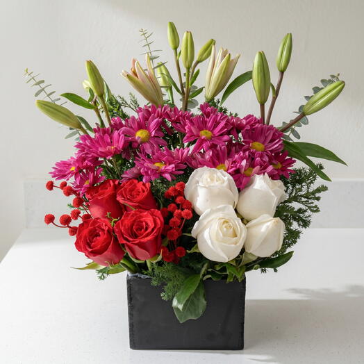 Caja con lirios y rosas convinadas con margaritas