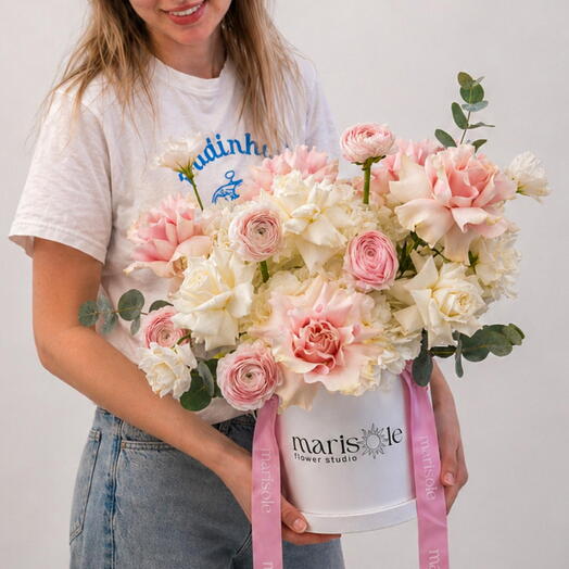 Tender Touch Box - Jaskier, Róże francuskie, Lisianthus, Hortensja, Eukaliptus