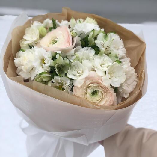 Pastelmix ranunkuluslarla, alstroemeriyalarla və karanfillərlə