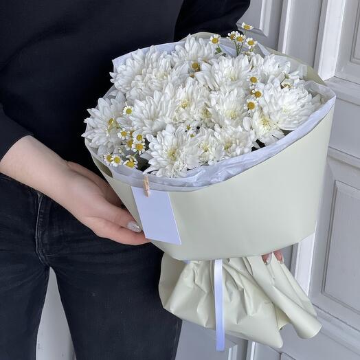 Нежный букет из хризантем и ромашек