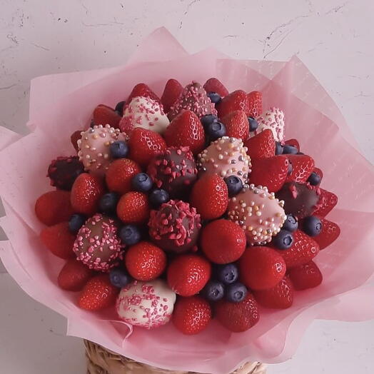Ягодный букет с клубникой в шоколаде "Красавице"
