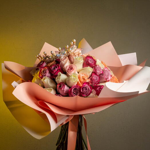 Ramo 50 rosas pastel y corona