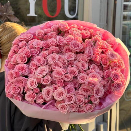 Моно-букет из 51 розы спрей розового цвета