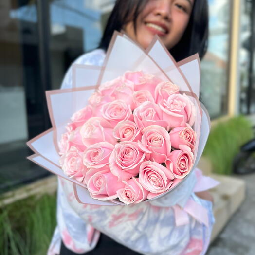 25 Sweet Pink Roses semi Holland