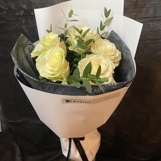 Bouquet of 5 white roses 1