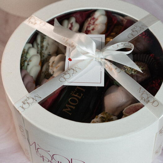 Chocolate dessert box with mini champagne