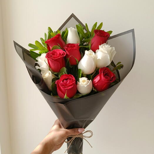 Ramo de Rosas Blancas y Rojas en papel floral