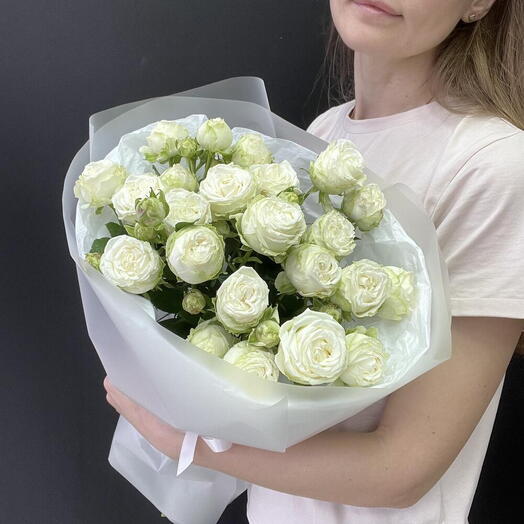 Bukiet białych roż gałązkowych